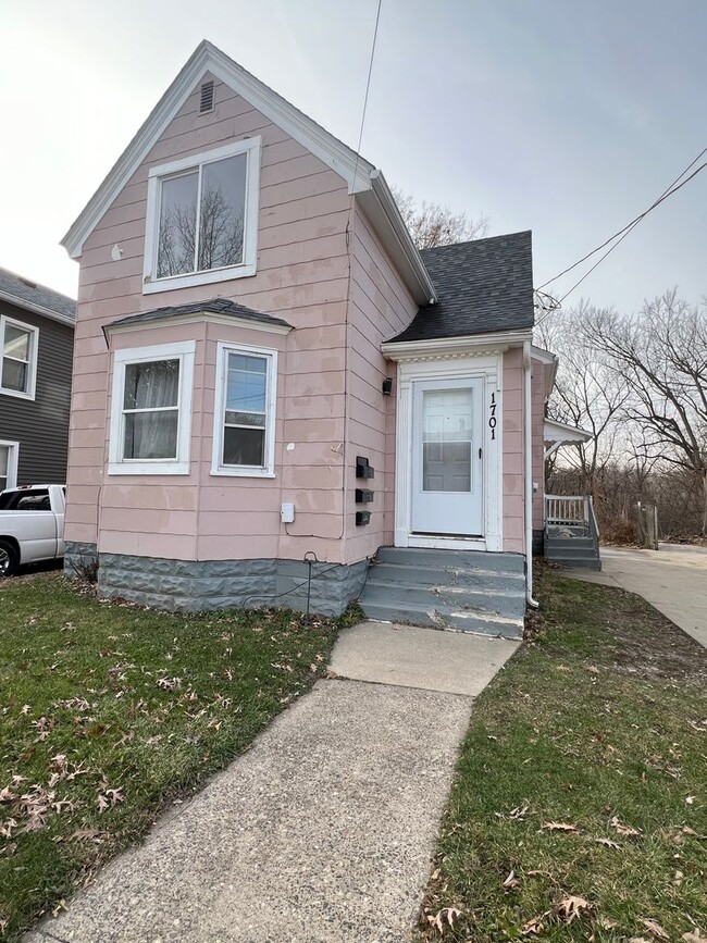 Building Photo - 1701 2nd St Unit 1701 1/2