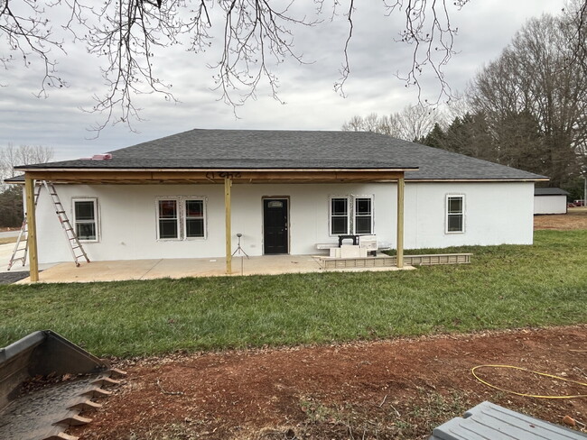 Building Photo - New Built Home 3-Bedroom Kernersville Home with Granite Touches and 2 Full Baths!"