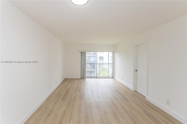 Photo - 8740 N Sherman Cir Unidad 408 Rental