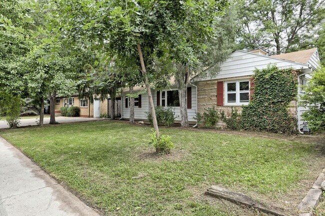 Photo - Students Welcome! 3 Bed / 1.5 Bath Ranch Near CSU – Large Fenced Yard | Pets Welcome | Short-Term...