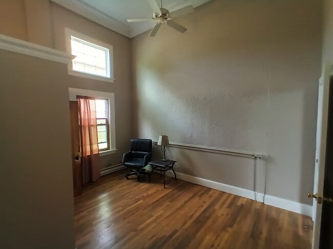 Photo - 2009 2nd St NE