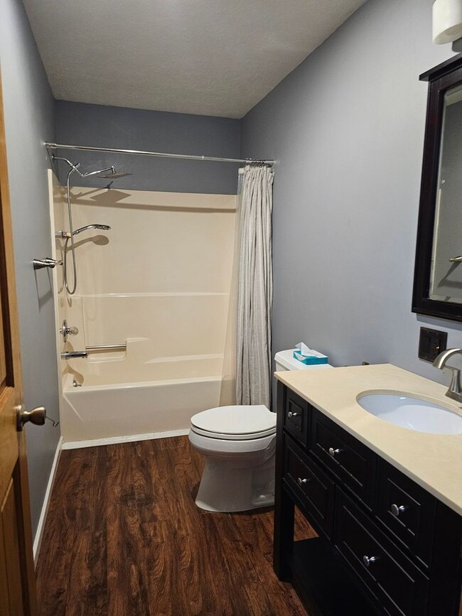 Photo - 704 Lawrence Way