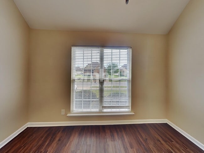 902 Tanager Ct