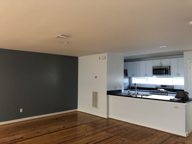 Open kitchen - 2716 Chenevert St