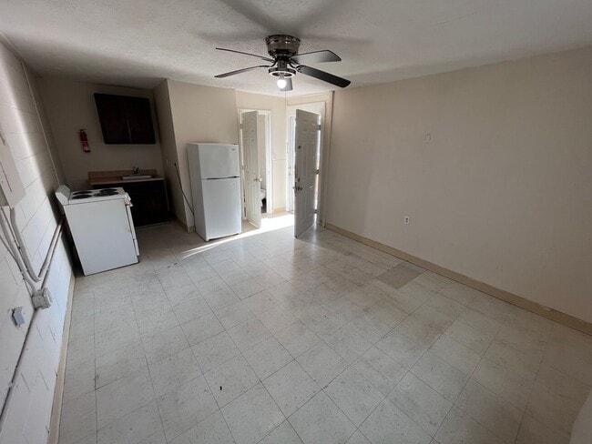 Building Photo - Studio Apt with Monthly and Weekly Rates! ... Unit 09