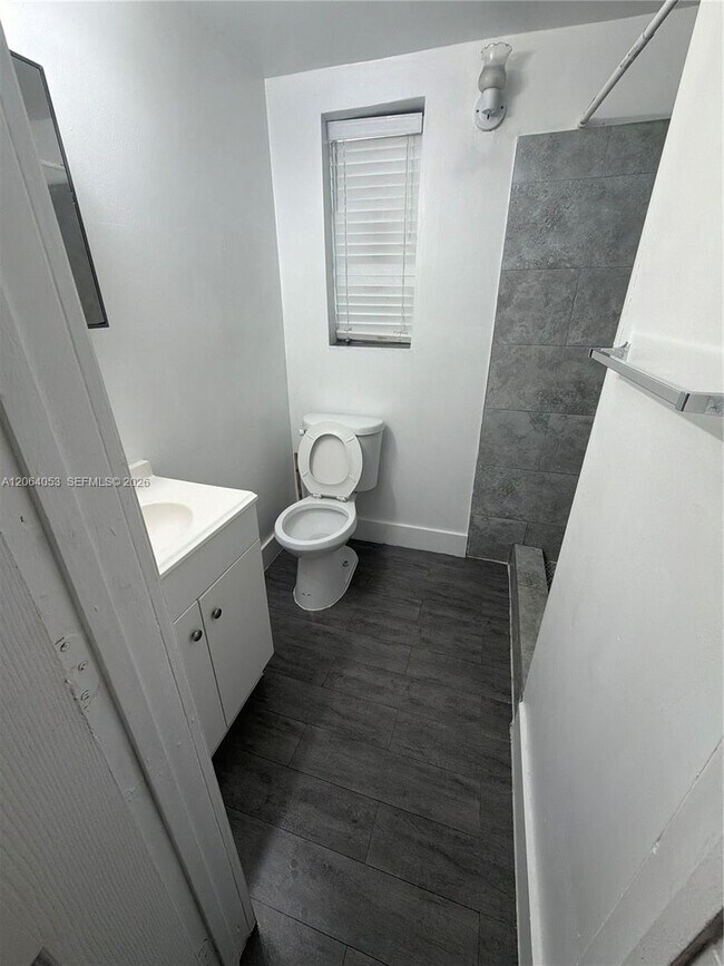 Photo - 1843 Dewey St Unidad 108