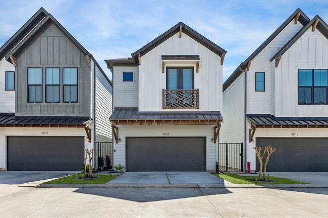 Building Photo - 9009 Wellspring Dr