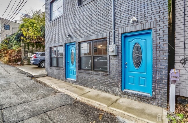 Building Photo - 9017 Riverside Pl