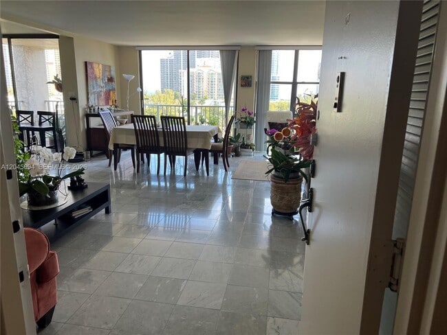 Photo - 17600 N Bay Rd Unidad # N902