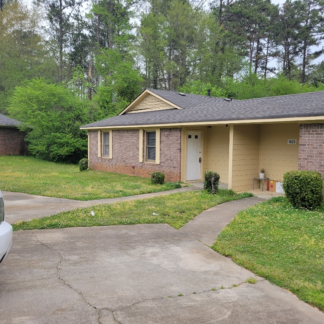 Photo - 1625 Riverside Trail NE