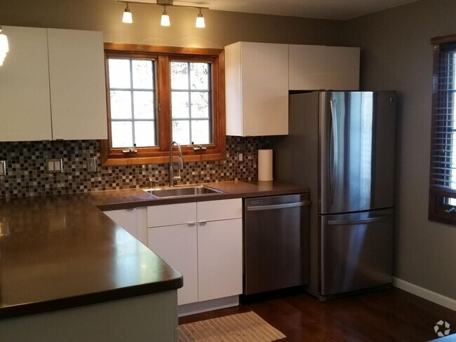 Building Photo - 4 Bed | 2 Bath Remodeled Home