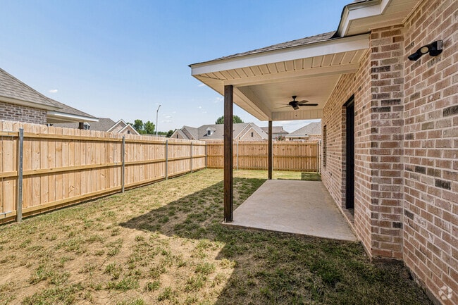 2BR, 2BA - 1,192SF - Backyard Patio