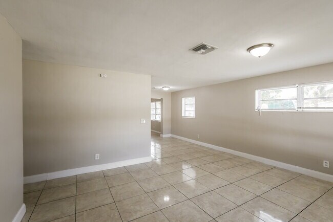 Photo - 2890 NW 20th St