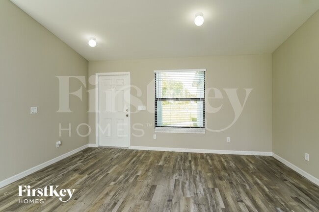 Photo - 755 Puccini Ave S