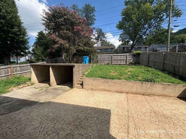 Photo - 1244 Hamilton Terrace SE