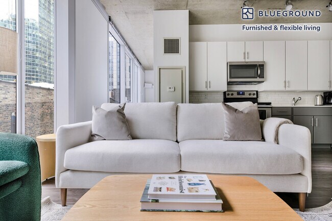 Photo - 215 W Lake St Unidad FL7-ID1331