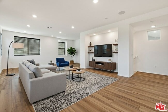 Photo - 725 Daniel Freeman Cir