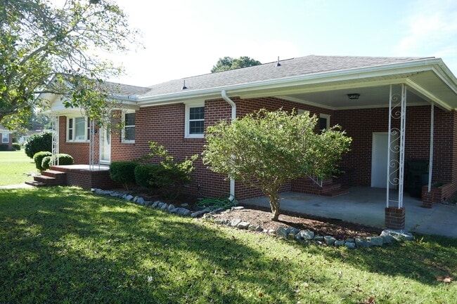 805 W Grubb St