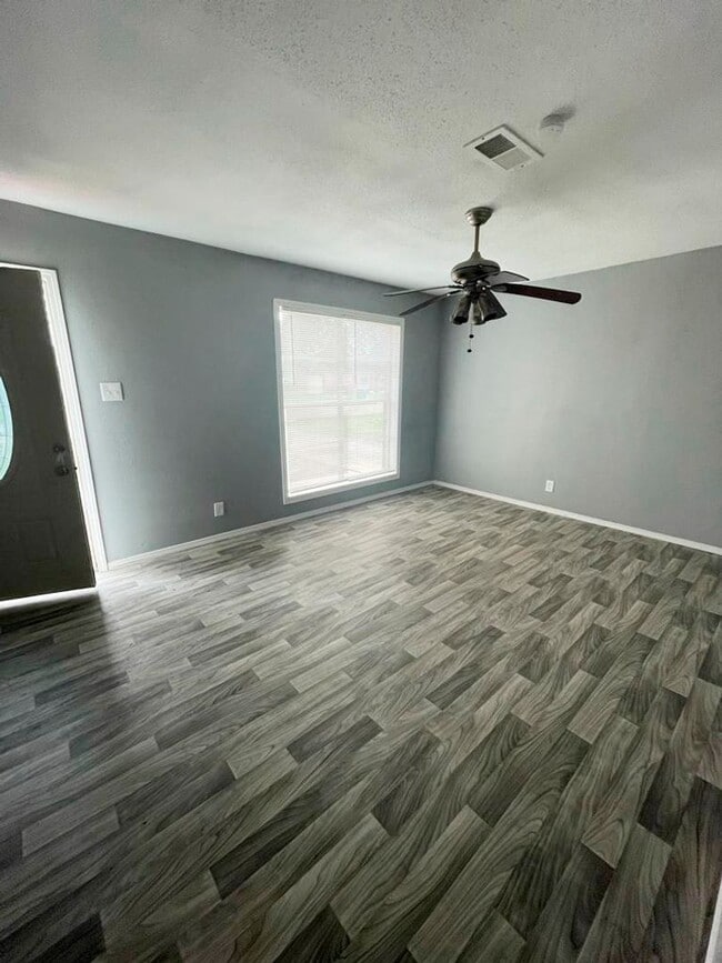Building Photo - 3662 Hemlock Ln
