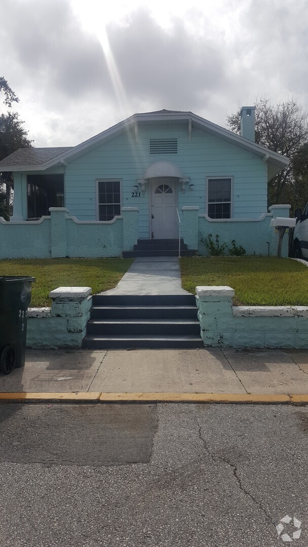 Building Photo - 3 bedroom 2 bath Single family home locate...