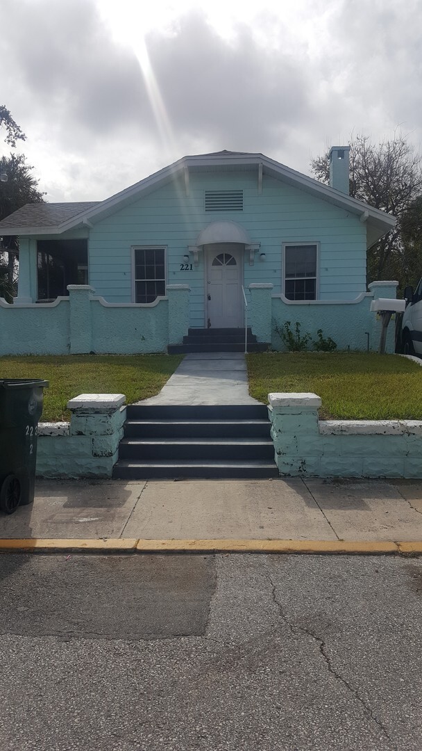 3 bedroom 2 bath Single family home locate... - 3 bedroom 2 bath Single family home locate...