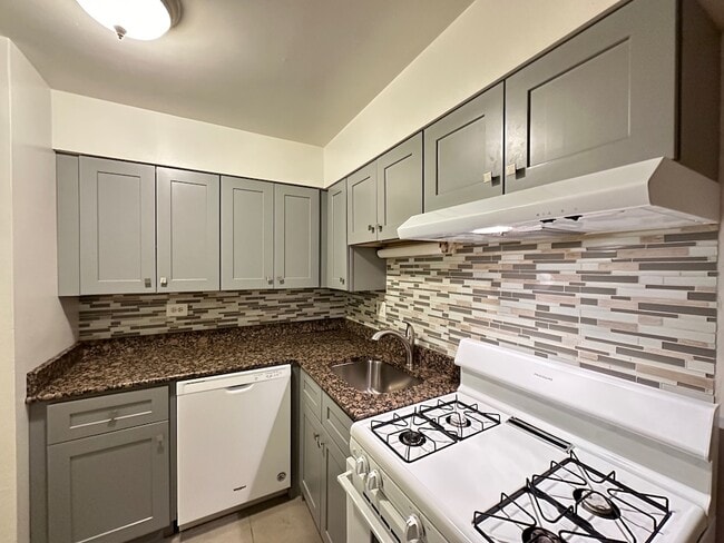 Photo - 3732 N Pine Grove Ave Unit A01W