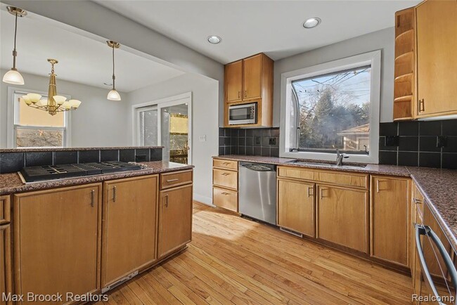 Photo - 758 Chester St