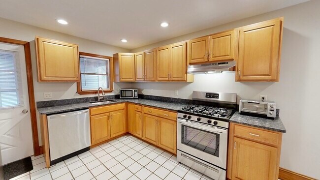 Building Photo - 3 Swains Pond Ave Unit 1 Rental