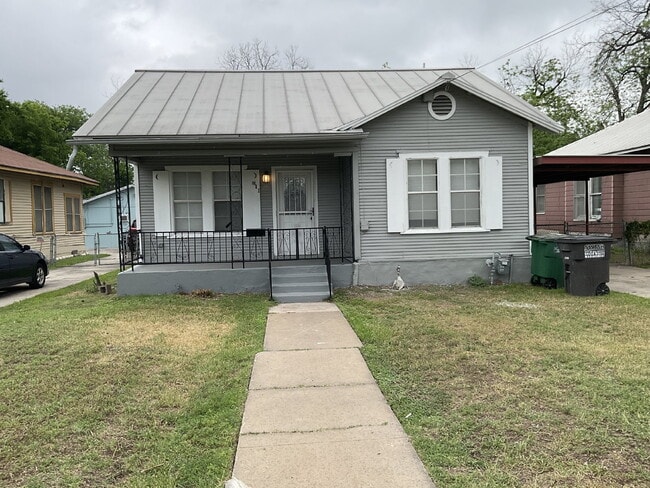 Building Photo - 3 Bed/1 Bath on the Inner Wst Side
