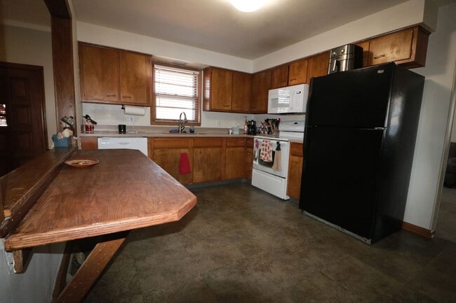 Photo - Fantastic 4 bedroom westside ranch!