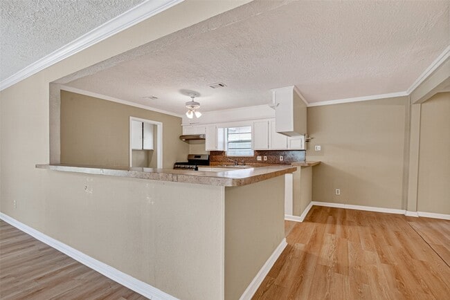 Photo - 1504 Lawrence Ave