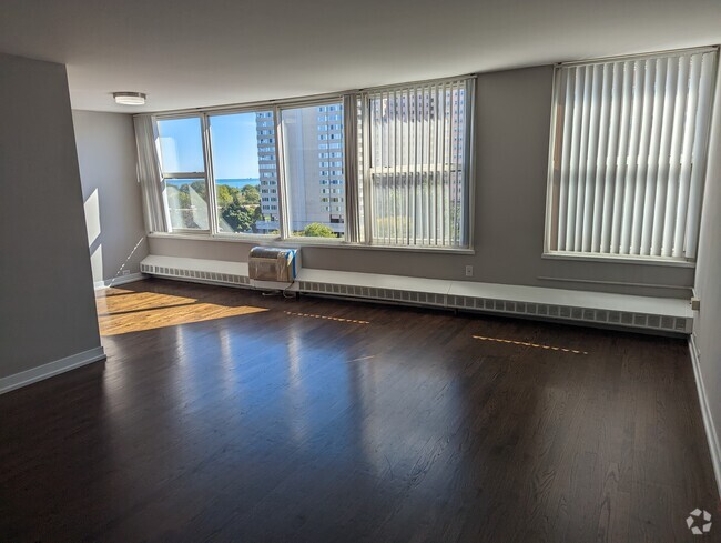 Building Photo - 5640 N Sheridan Rd Unit #5650-008D Rental