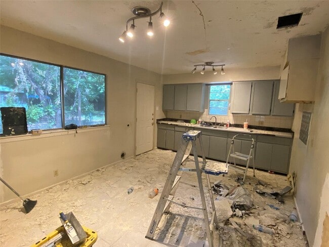 Photo - 1412 Oakwood Dr