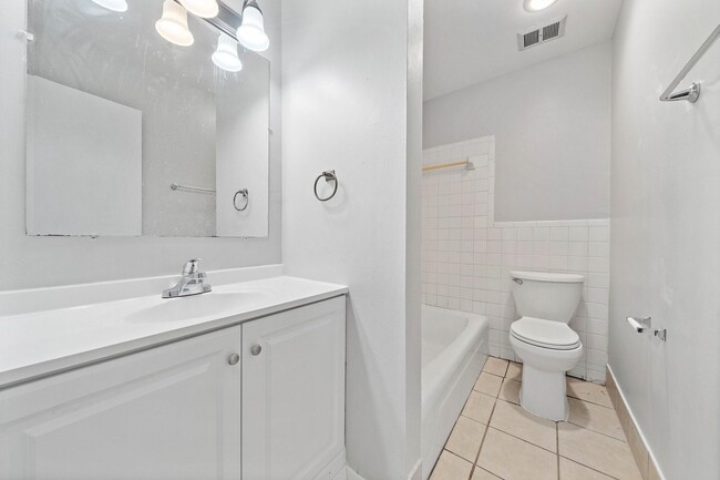 Building Photo - 9009 Gaylord Dr Unit 36