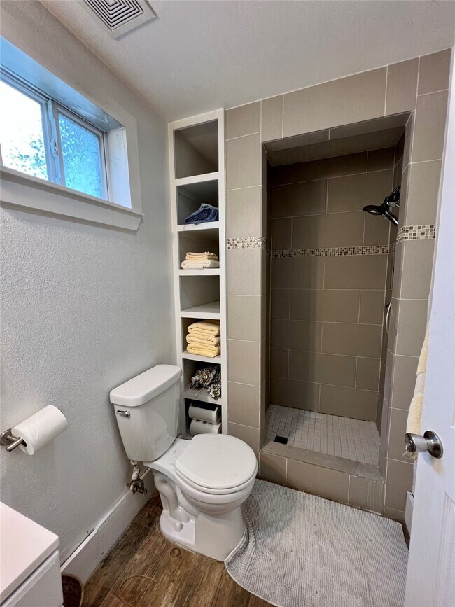 Photo - 814 1/2 W 21st St