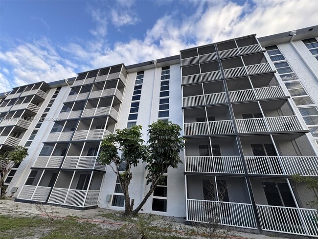 Photo - 16950 W Dixie Hwy Unit 127