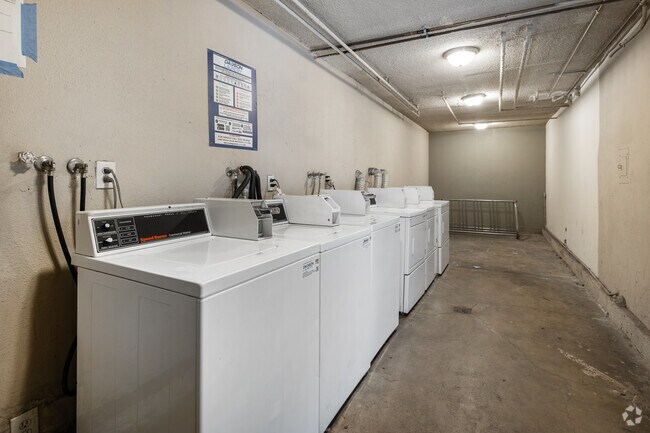 Cuarto de lavado - Baldwin Hills Apartment Living – Convenient, Connected, Comfortable!