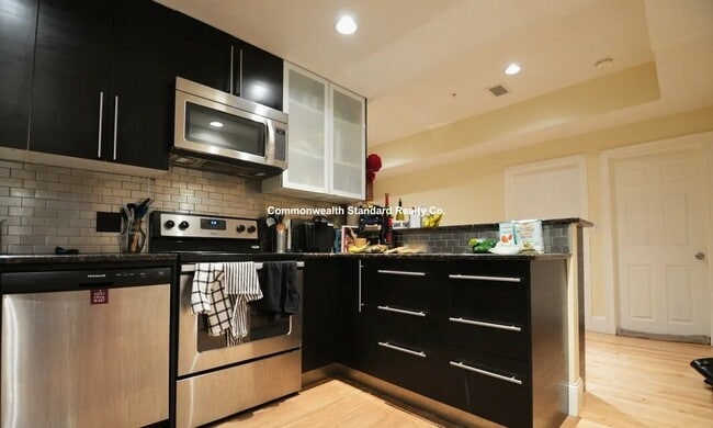 Building Photo - 1203 Beacon St Unit 2