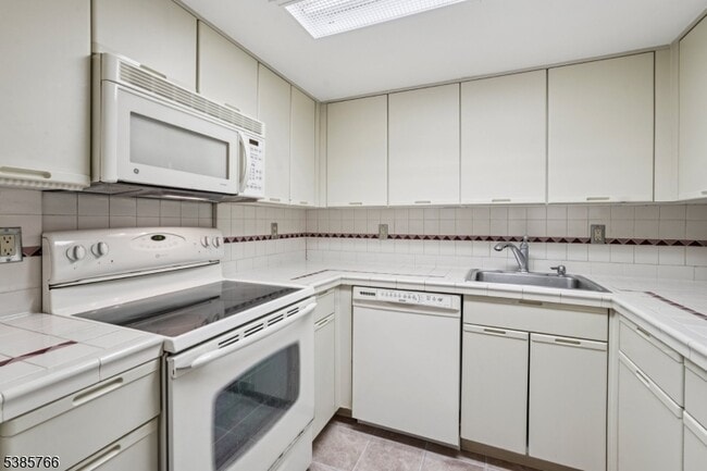 Photo - 38 Moonachie Rd Unidad 116