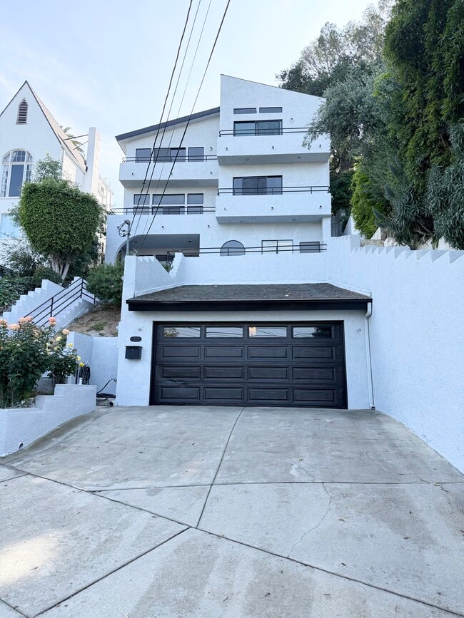 Building Photo - 1425 Columbia Dr