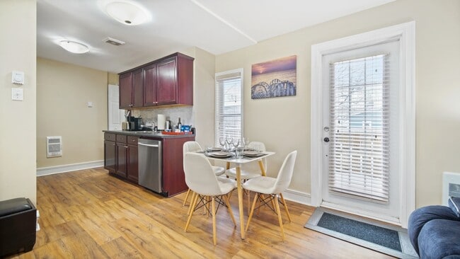 Building Photo - 35 Henry St