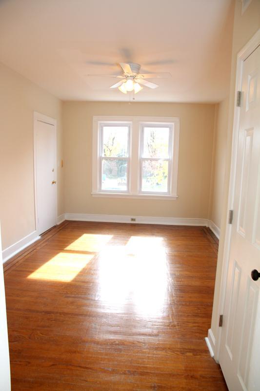 Living Room - 300 E 32nd St Apartamentos