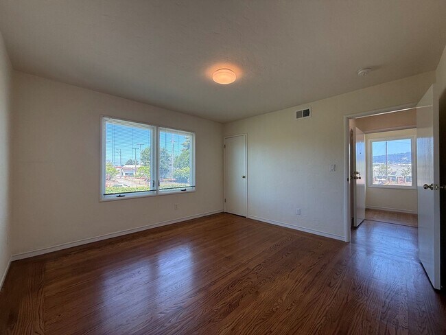 Photo - Bright Upper-Level 2BR Home in Alameda’s Desirable East End.
