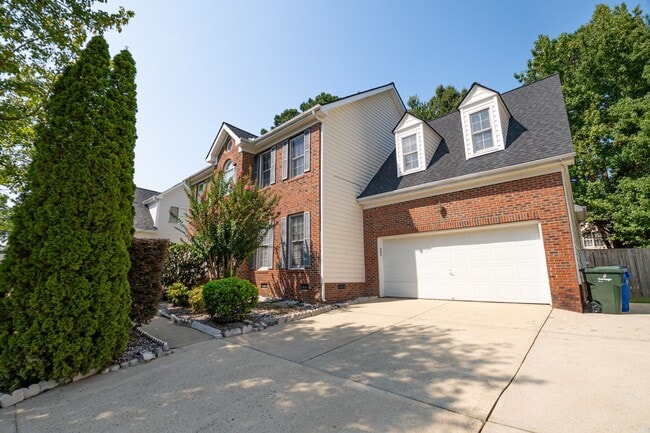 4 BEDROOM WITH FENCED IN YARD LOCATED IN R... - 4 BEDROOM WITH FENCED IN YARD LOCATED IN R...