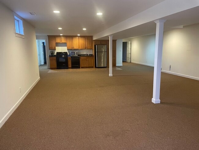 Large open kitchen / family room - 101 Earls Ct House