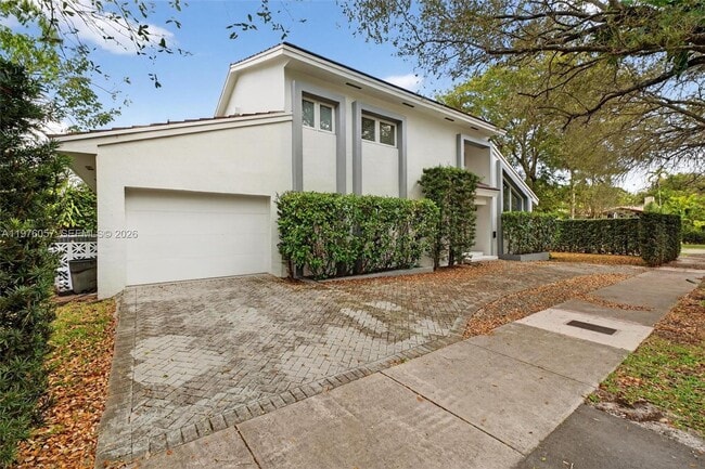 Photo - 3231 Salzedo St