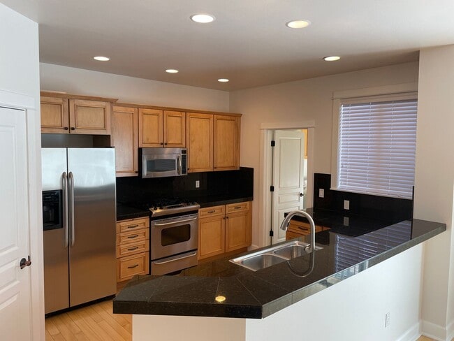 Beautiful Townhome in The Bluffs at the Old Mill District - Beautiful Townhome in The Bluffs at the Old Mill District