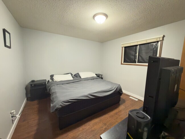 Photo - 4421-4449 49 Ave