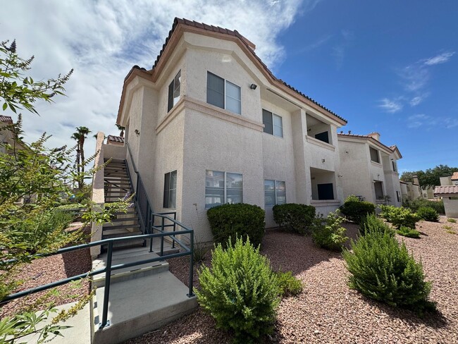 Building Photo - **BEAUTIFUL 3 BEDROOM, 2 BATHROOM DOWNSTAI... Rental