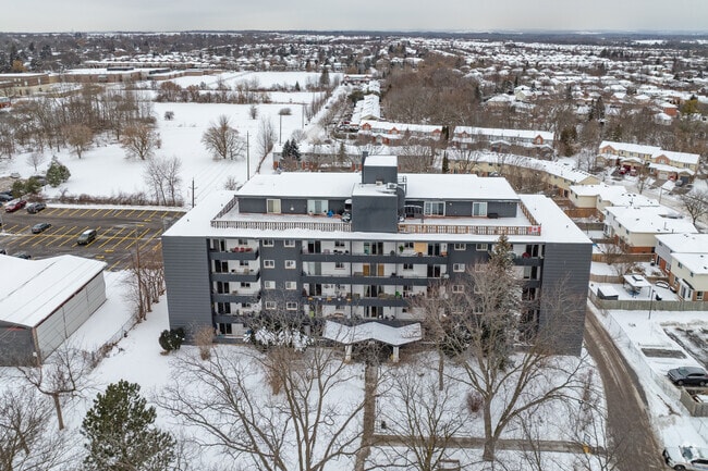 Photo - 252 King St E